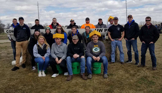 photo of the UW Platteville concrete canoe team